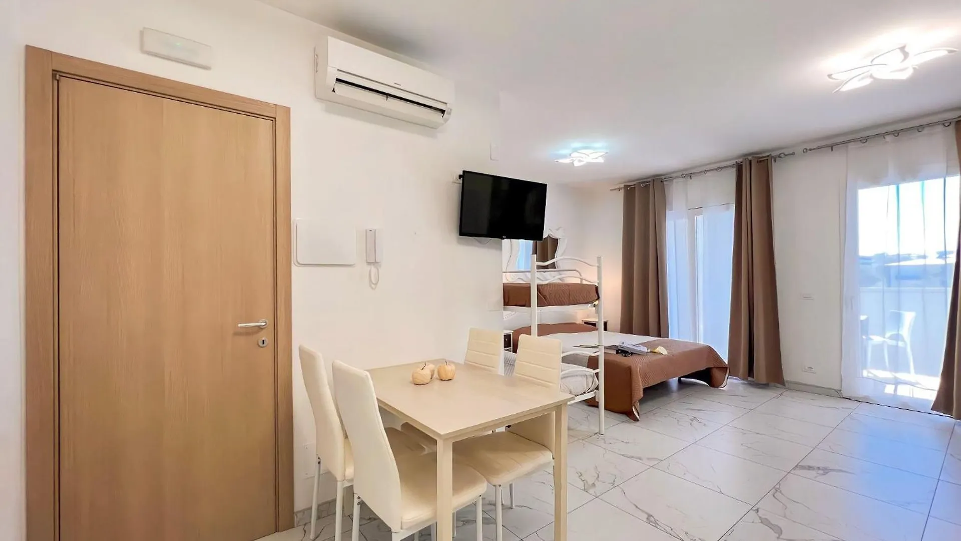 Apartment Colorful Living Central Bibione